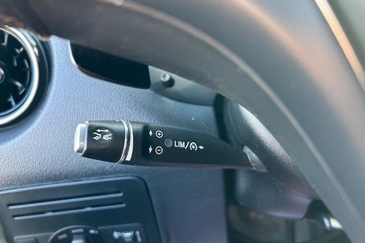 Rød Mercedes Vito 119 fra 2021