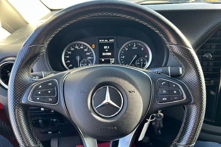 Rød Mercedes Vito 119 fra 2021