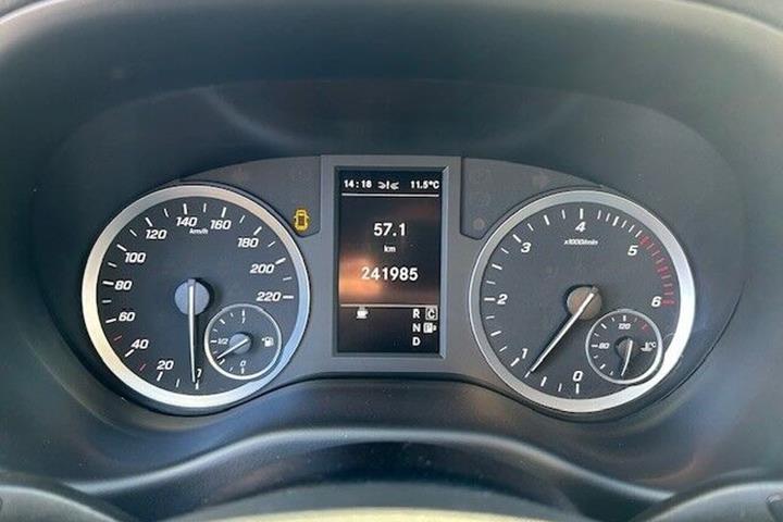 Rød Mercedes Vito 119 fra 2021