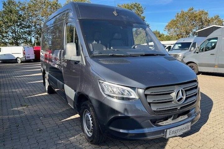 Grå Mercedes Sprinter 319 fra 2022