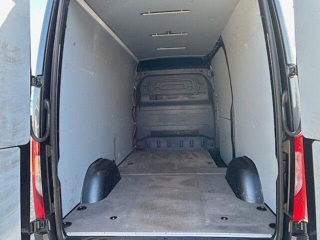 Grå Mercedes Sprinter 319 fra 2022