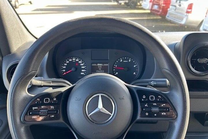 Grå Mercedes Sprinter 319 fra 2022