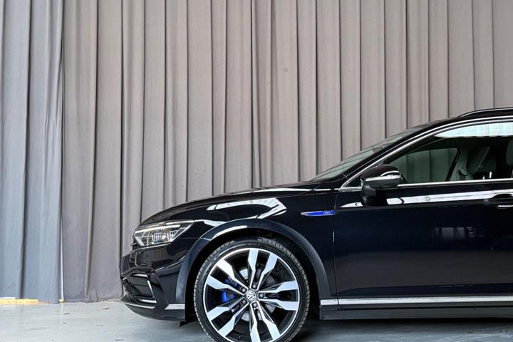 Sort VW Passat fra 2020
