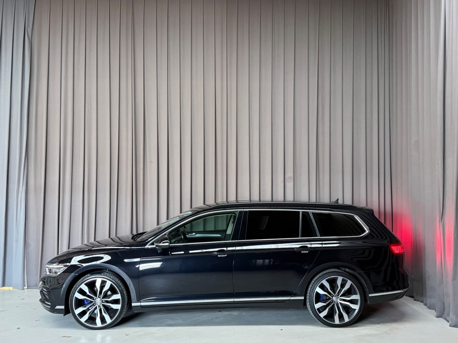 Sort VW Passat fra 2020