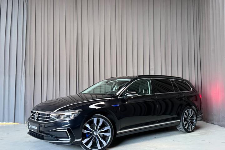 Sort VW Passat fra 2020