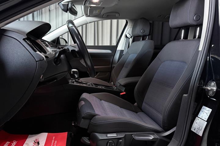 Sort VW Passat fra 2020