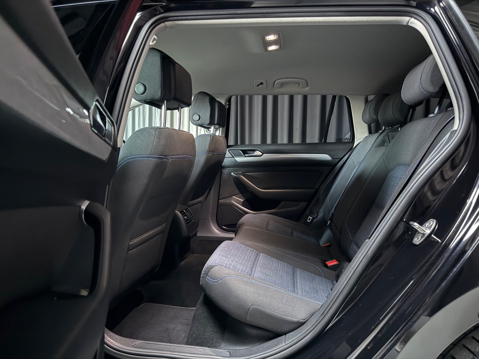 Sort VW Passat fra 2020