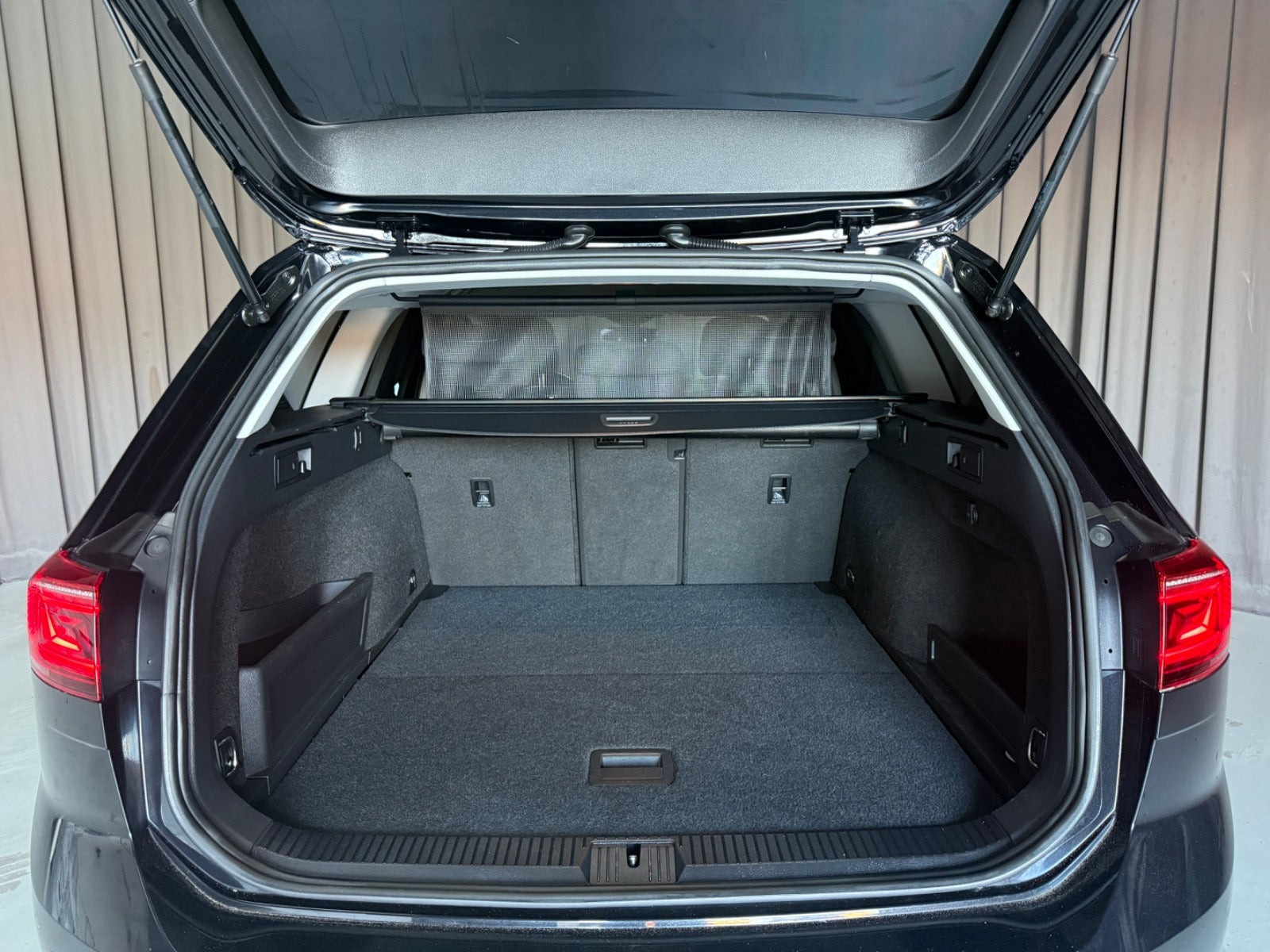 Sort VW Passat fra 2020