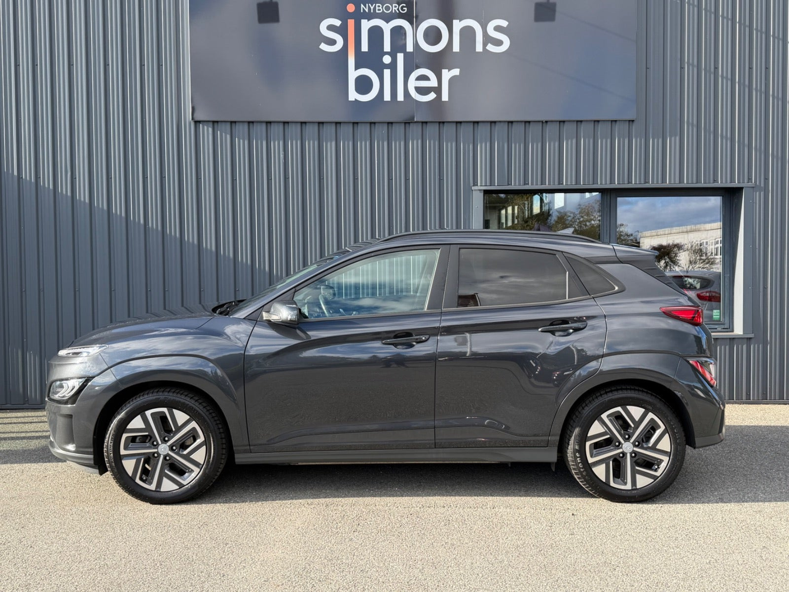Grå Hyundai Kona fra 2022