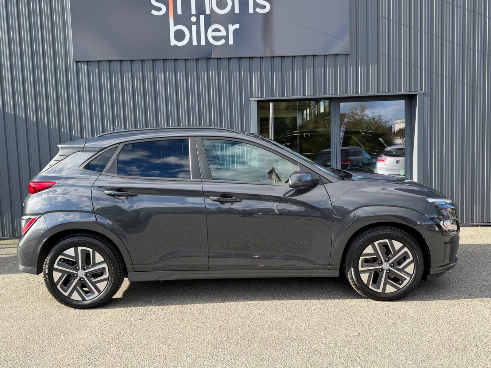 Grå Hyundai Kona fra 2022