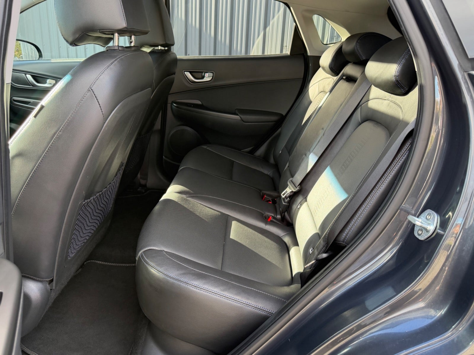 Grå Hyundai Kona fra 2022