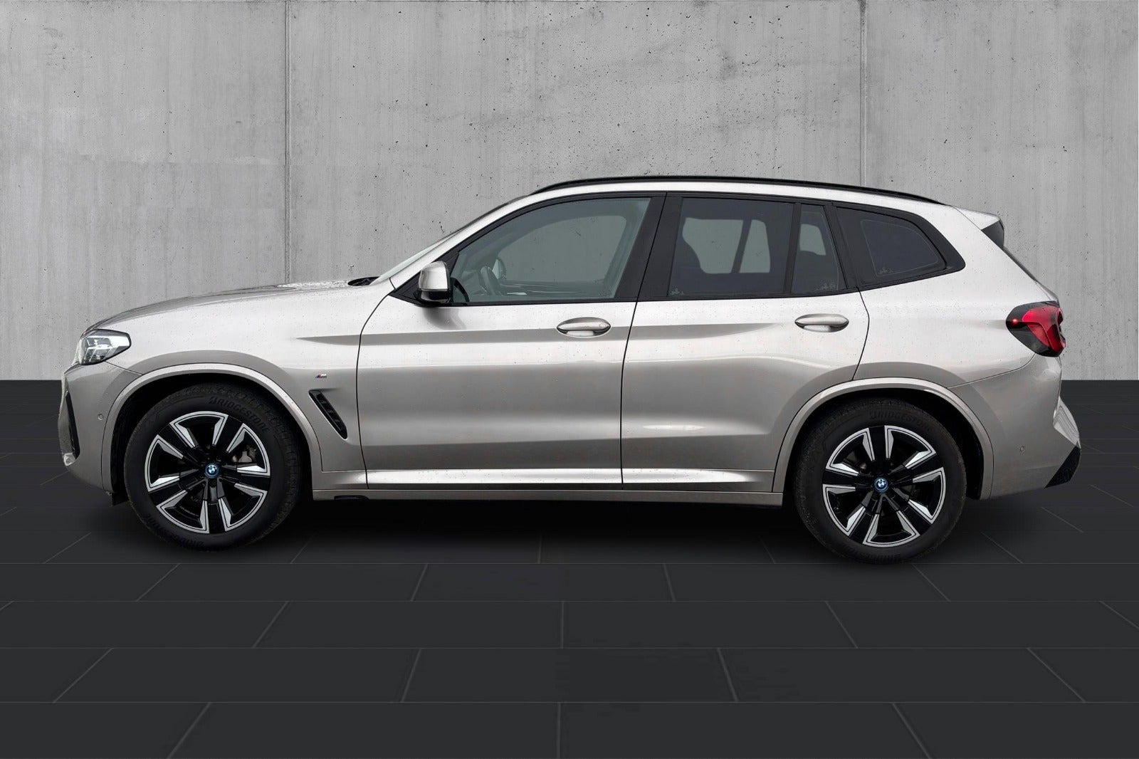 Sølv BMW iX3 fra 2024