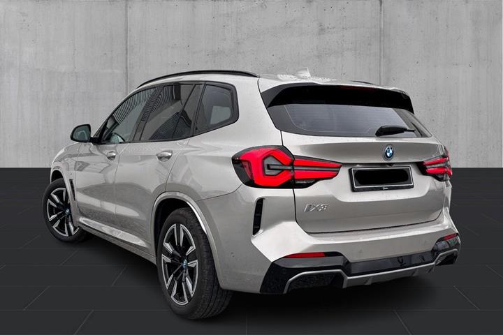 Sølv BMW iX3 fra 2024
