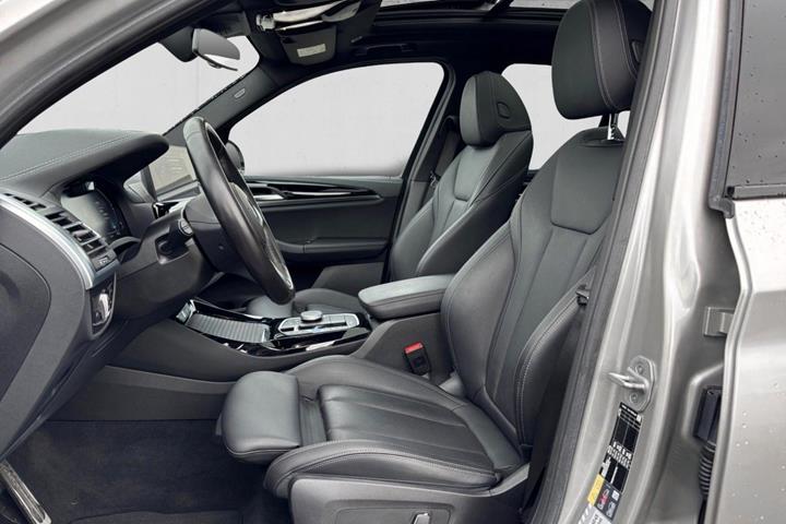 Sølv BMW iX3 fra 2024