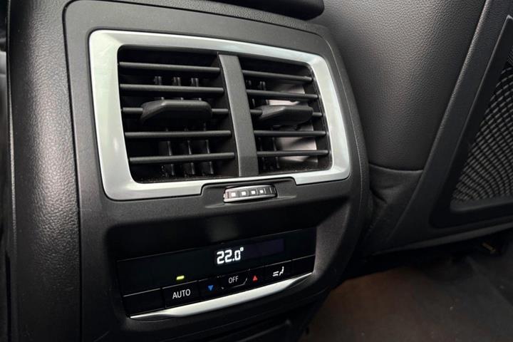 Sølv BMW iX3 fra 2024