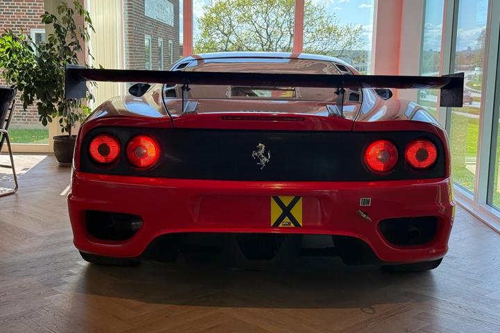 Rød Ferrari 360 fra 2004