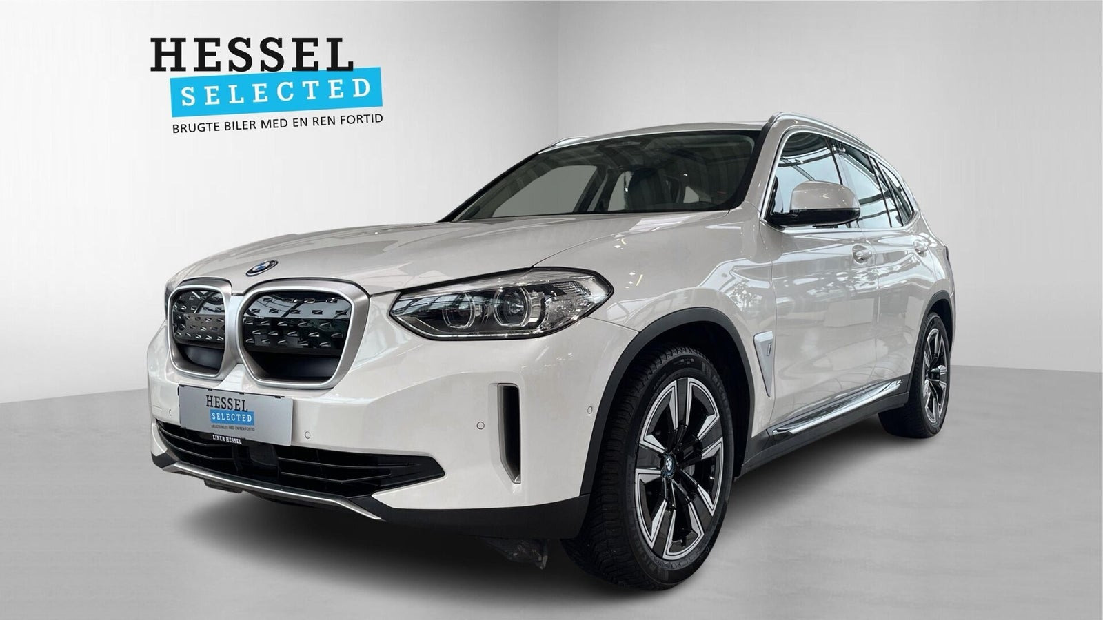 Hvid BMW iX3 fra 2021 set udefra
