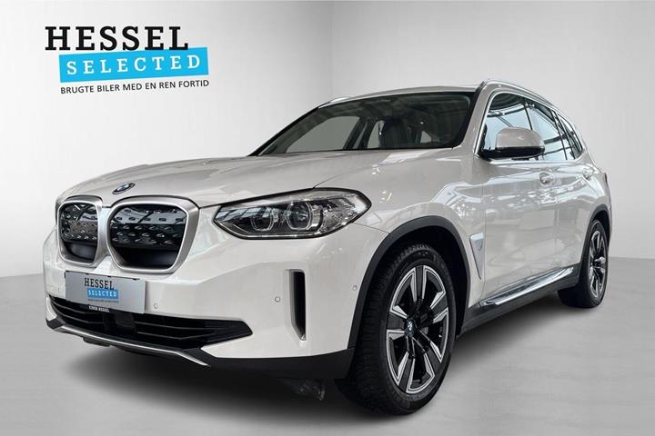 Hvid BMW iX3 fra 2021 set udefra