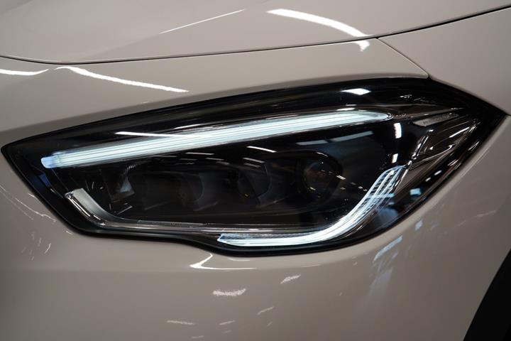 Hvid Mercedes GLA250 e fra 2022