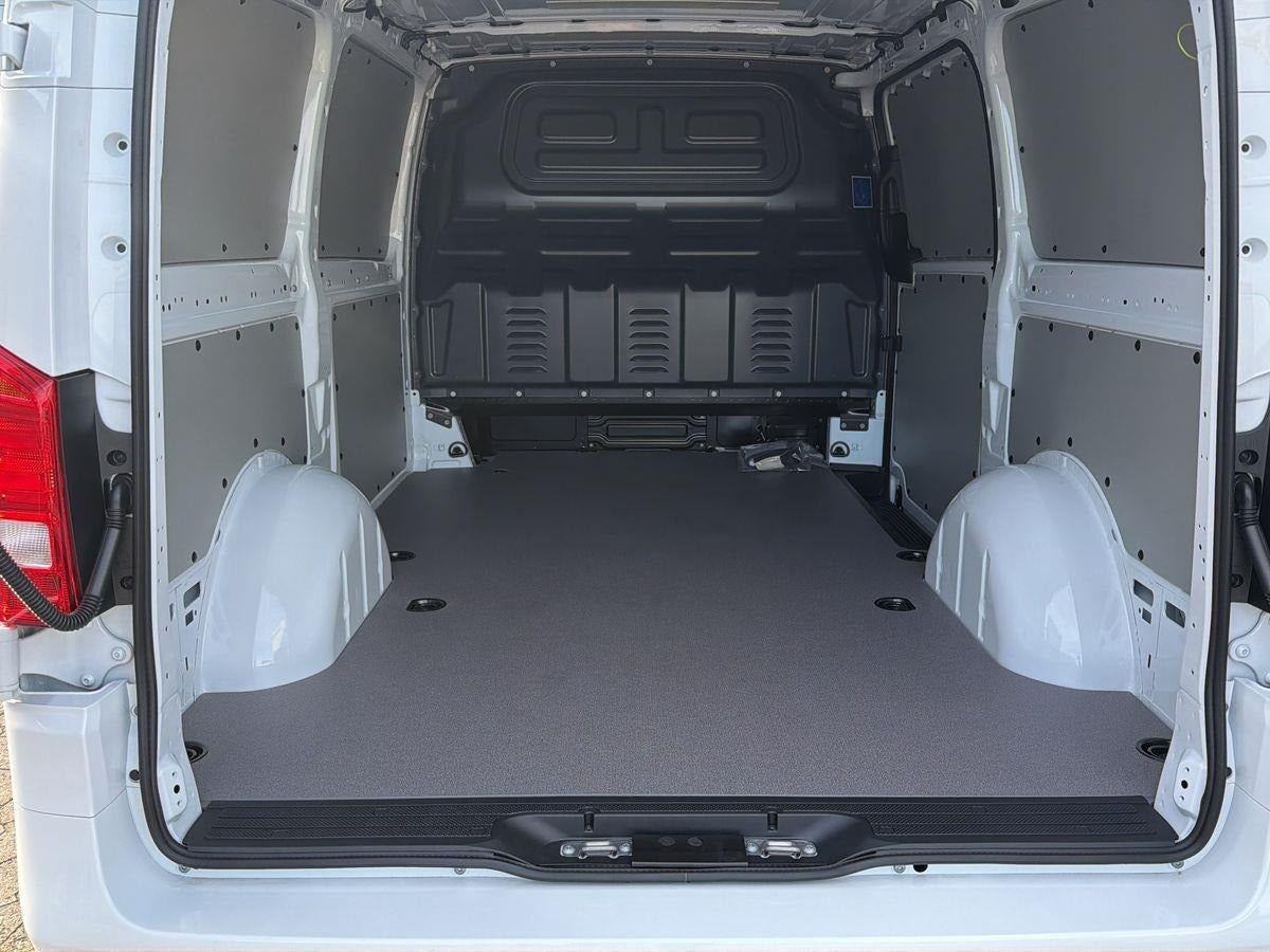 Hvid Mercedes Vito 114 fra 2026