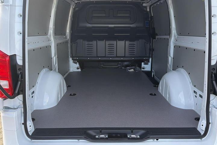 Hvid Mercedes Vito 114 fra 2026