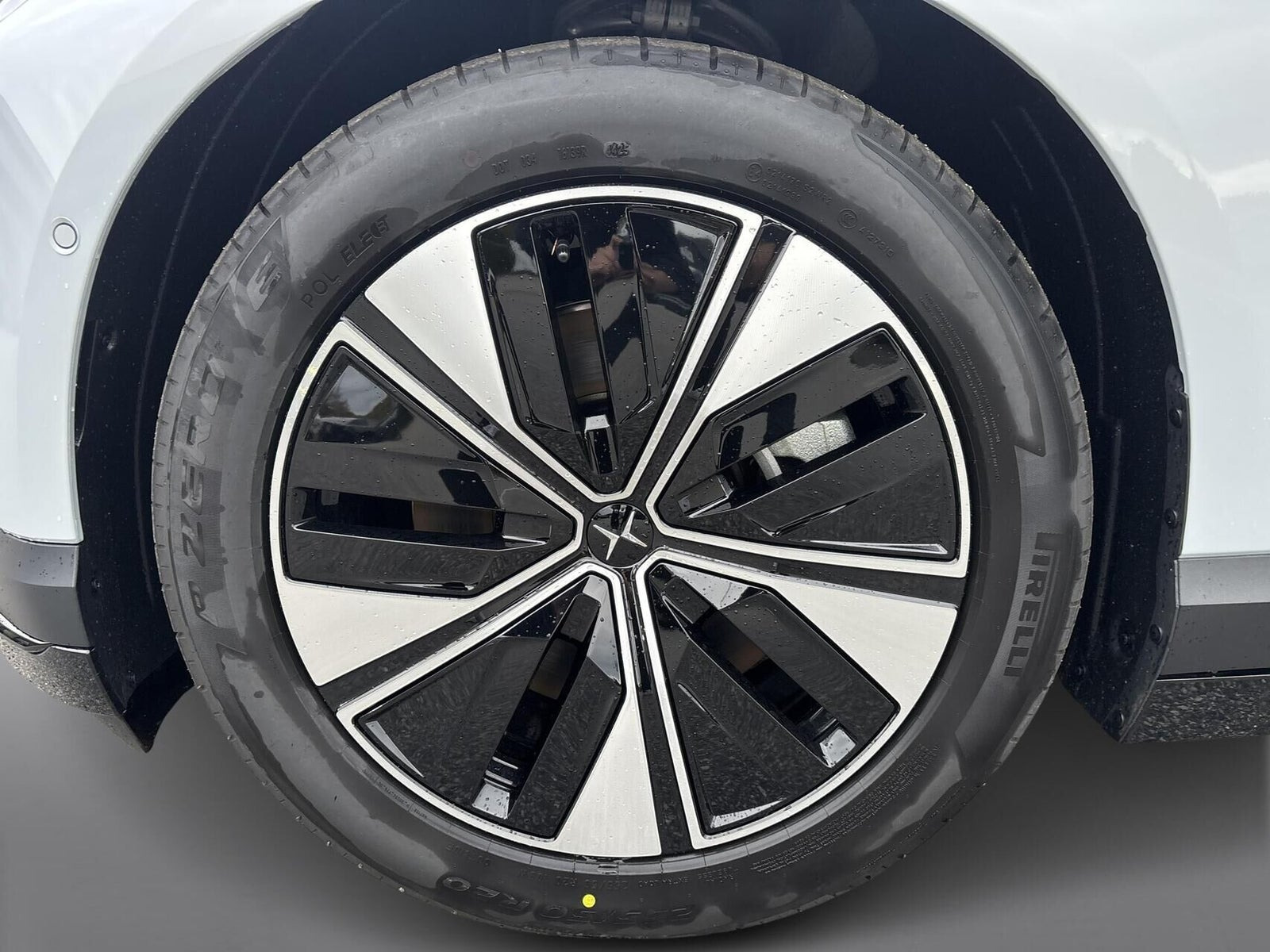 Hvid Polestar 4 fra 2026