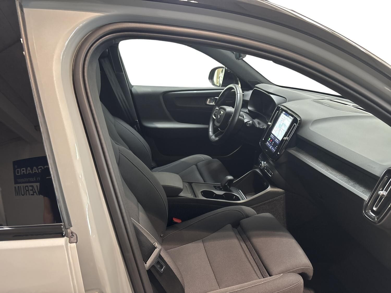 Grå Volvo EX40 fra 2025