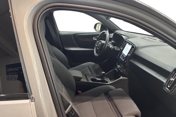 Grå Volvo EX40 fra 2025