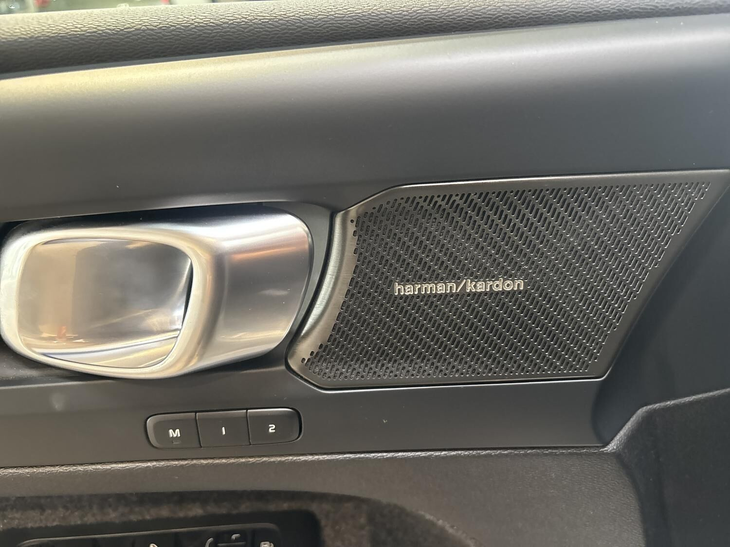 Grå Volvo EX40 fra 2025