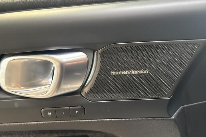 Grå Volvo EX40 fra 2025