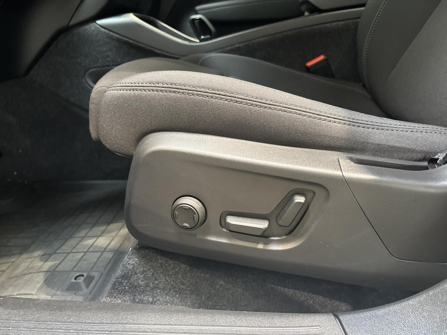 Grå Volvo EX40 fra 2025