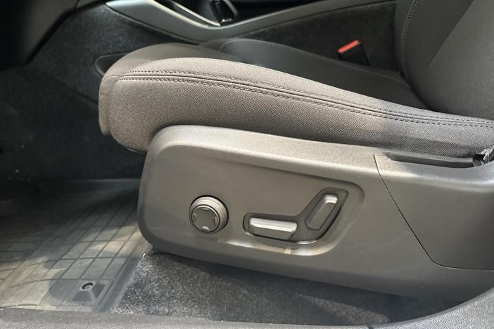 Grå Volvo EX40 fra 2025