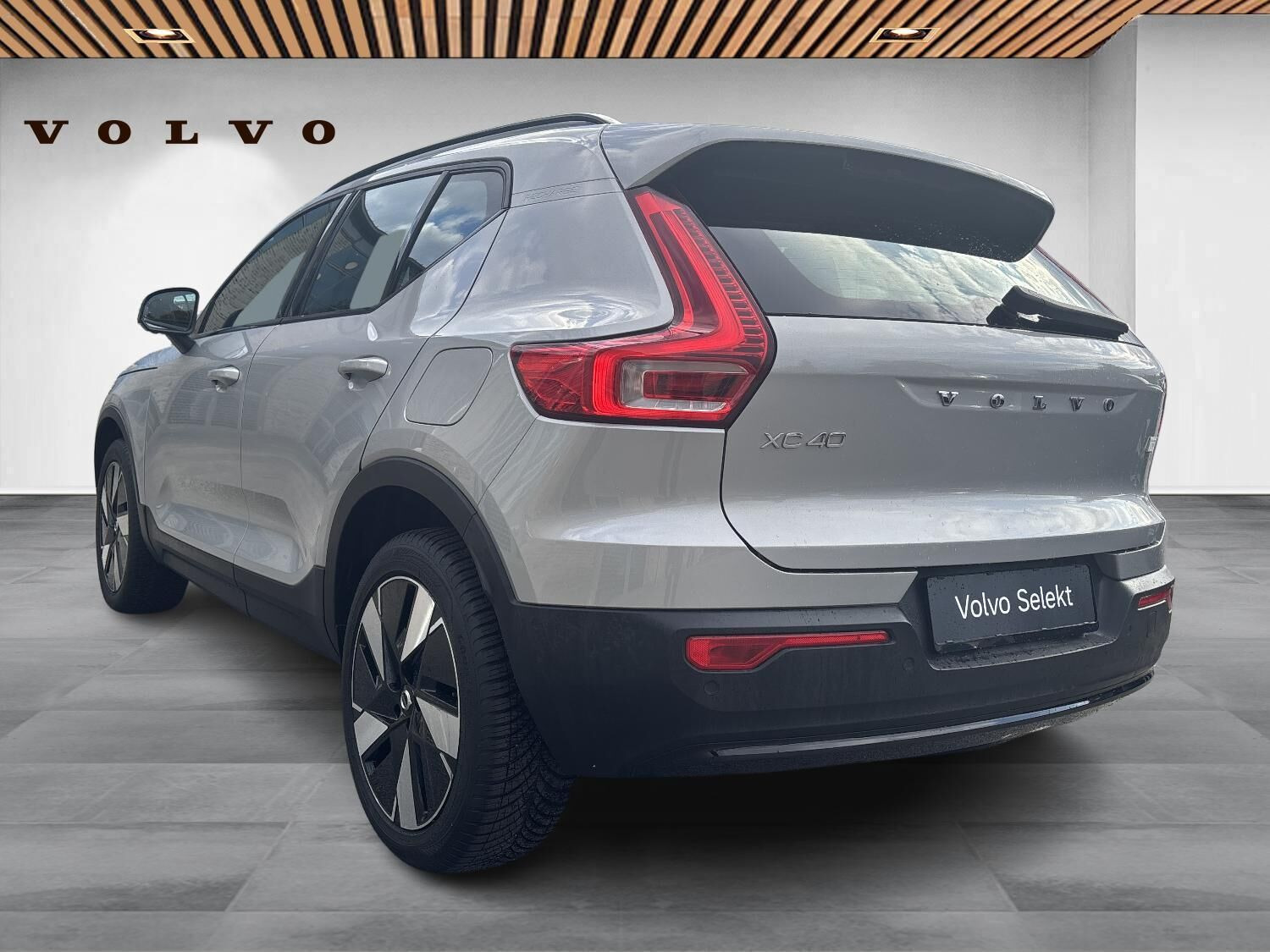 Grå Volvo XC40 fra 2024
