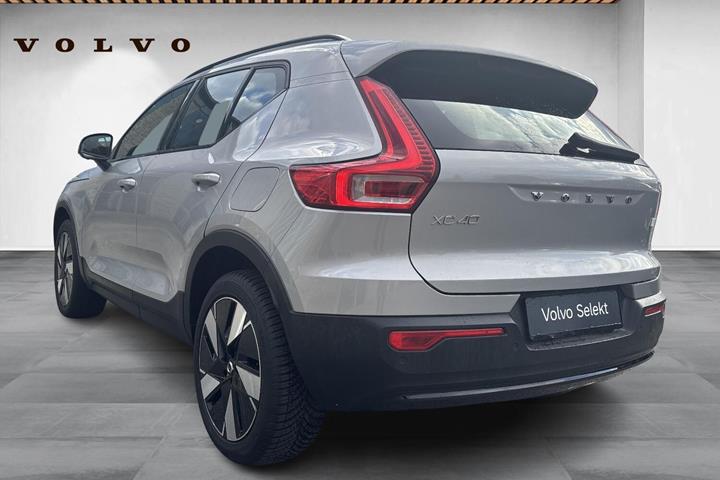 Grå Volvo XC40 fra 2024