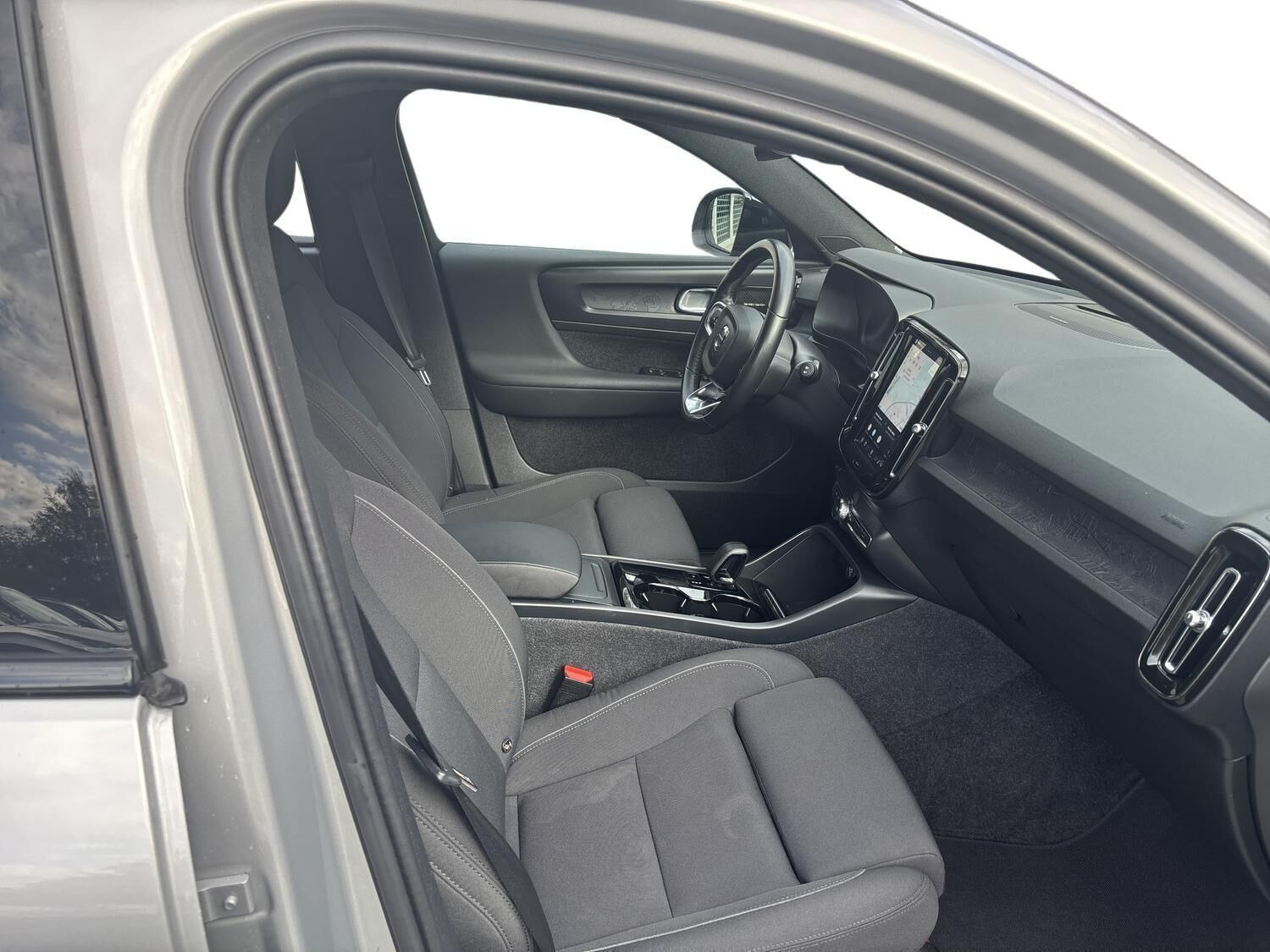 Grå Volvo XC40 fra 2024
