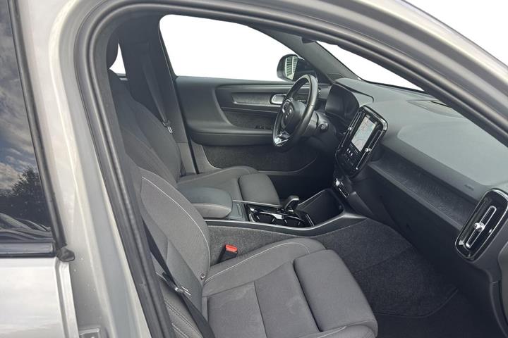 Grå Volvo XC40 fra 2024