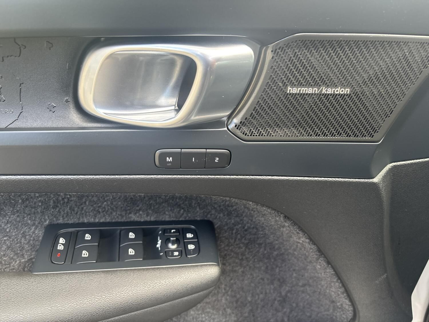 Grå Volvo XC40 fra 2024