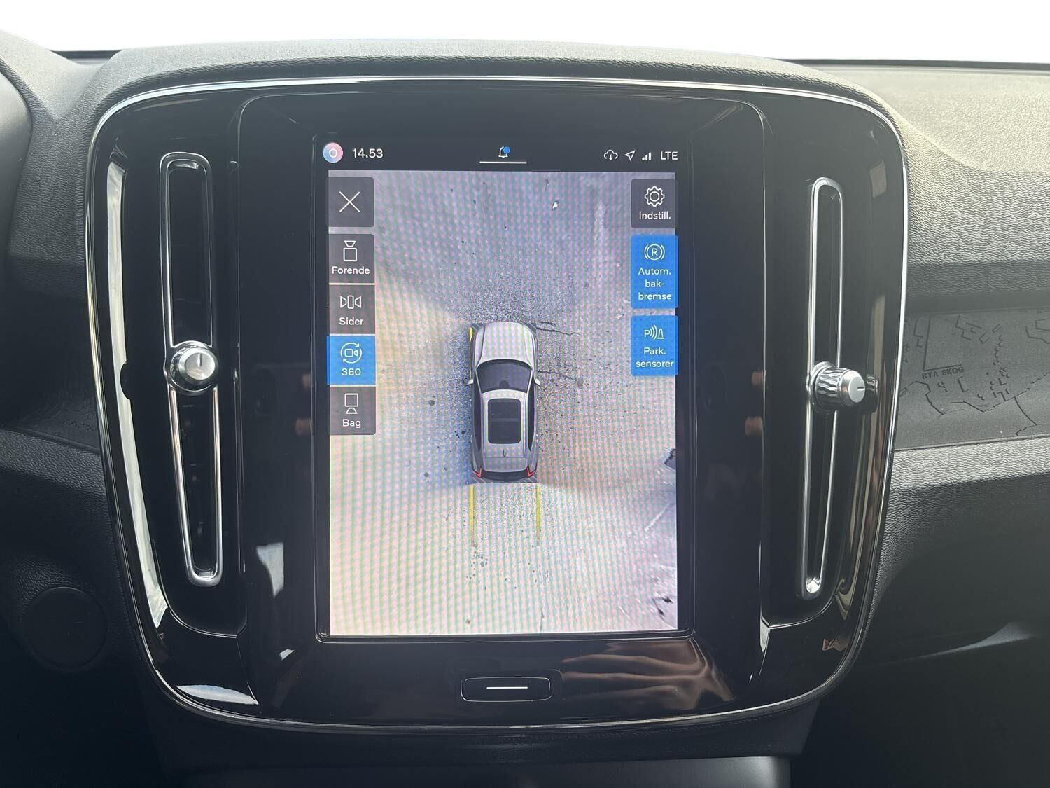 Grå Volvo XC40 fra 2024