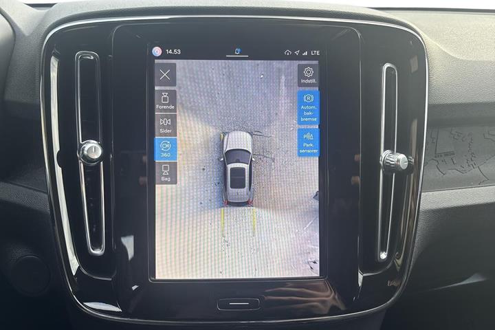 Grå Volvo XC40 fra 2024