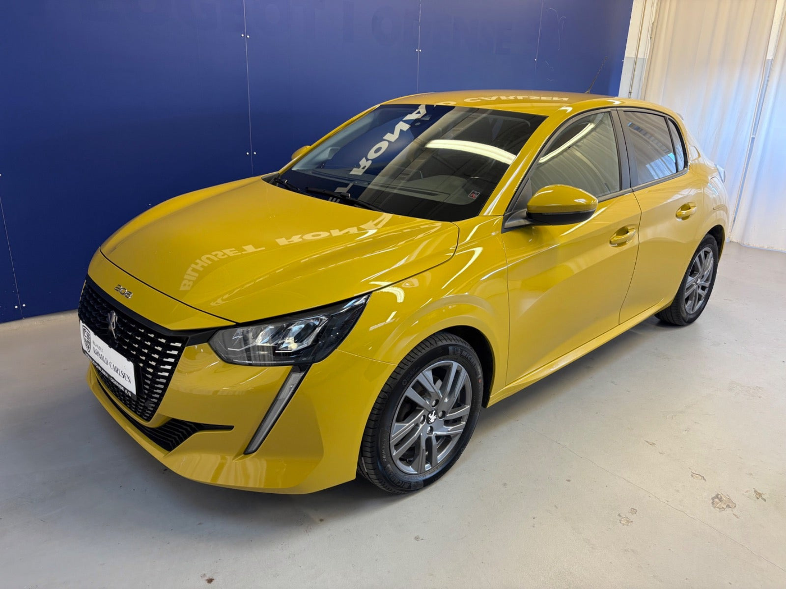 Gul Peugeot 208 fra 2021
