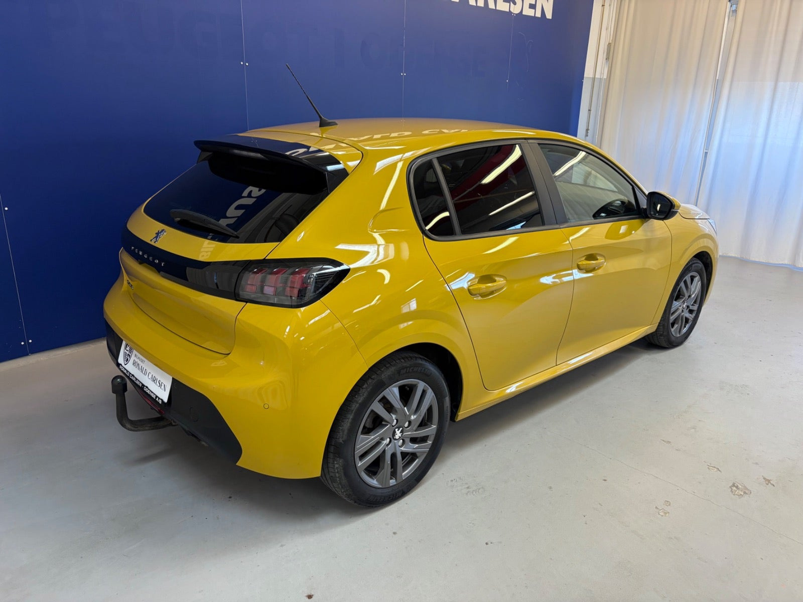 Gul Peugeot 208 fra 2021
