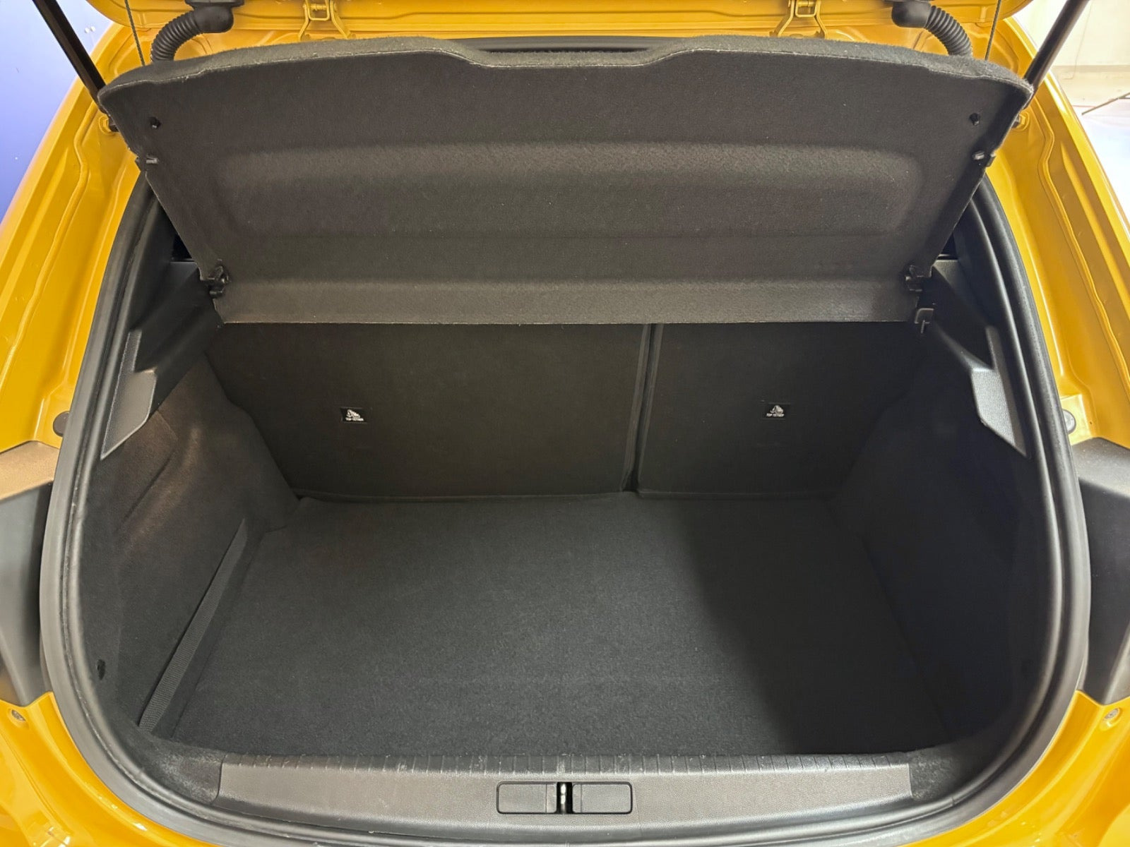 Gul Peugeot 208 fra 2021