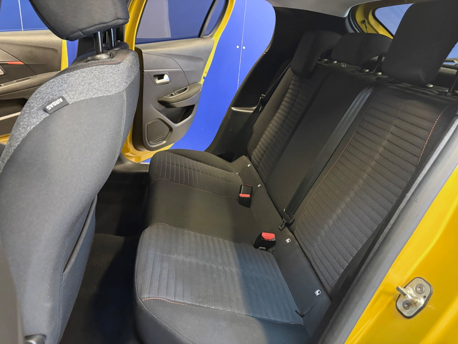 Gul Peugeot 208 fra 2021