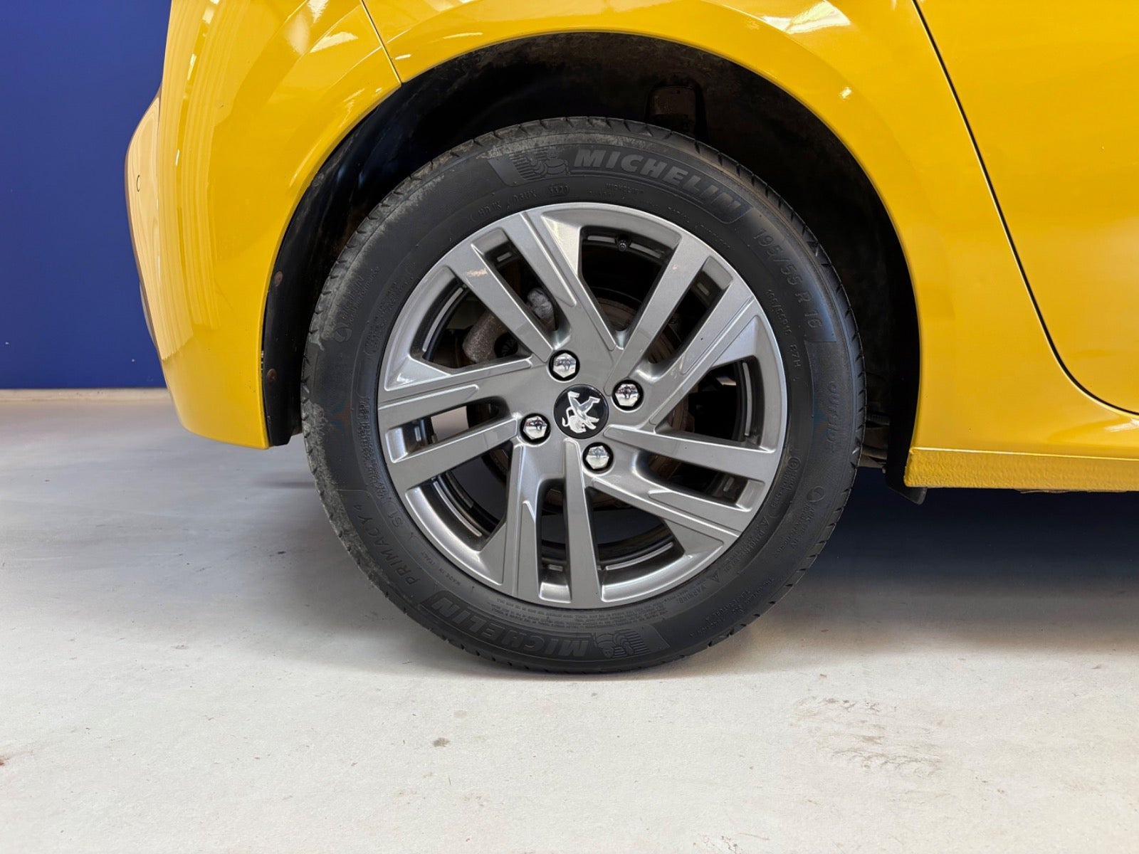 Gul Peugeot 208 fra 2021