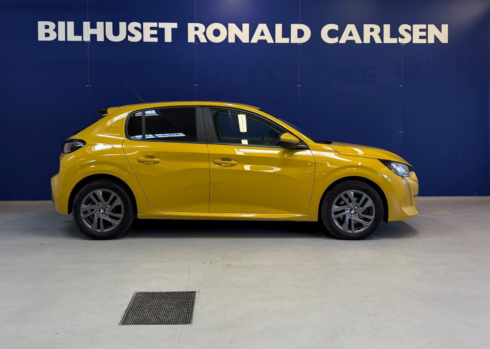 Gul Peugeot 208 fra 2021