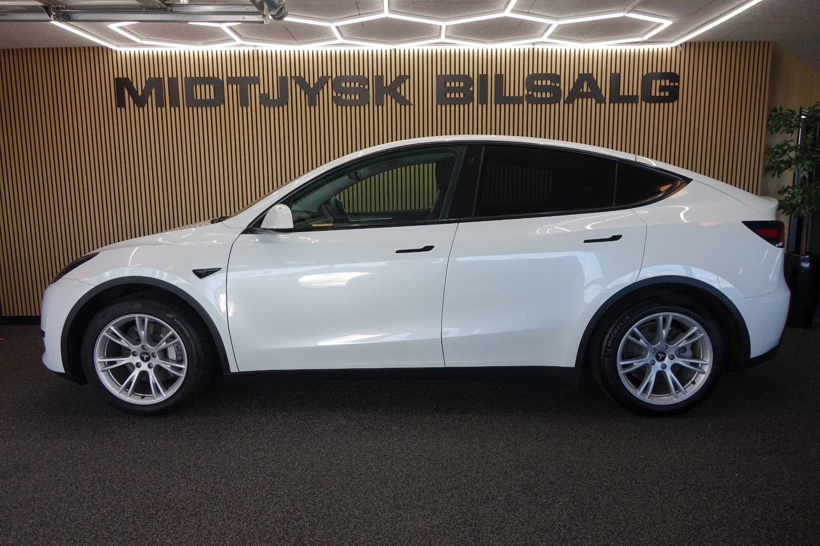 Hvid Tesla Model Y fra 2023