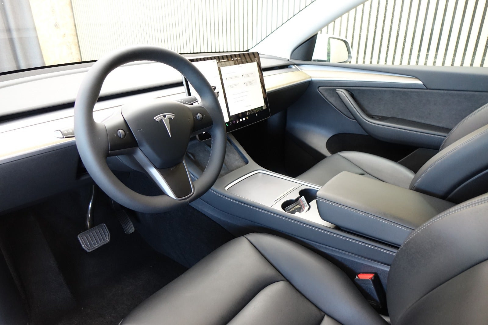 Hvid Tesla Model Y fra 2023