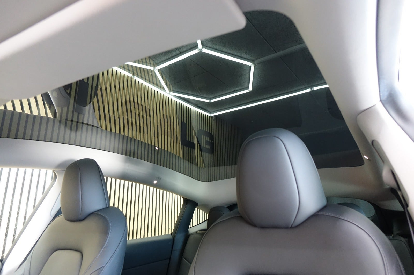 Hvid Tesla Model Y fra 2023