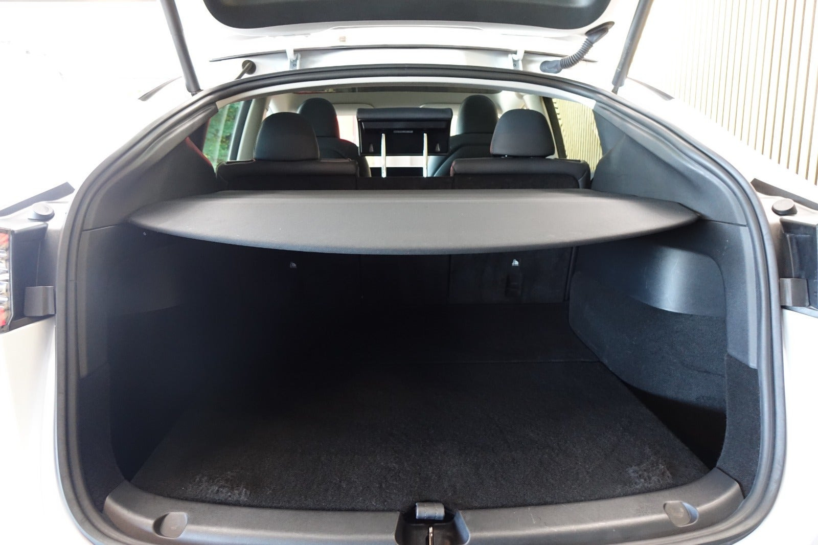 Hvid Tesla Model Y fra 2023