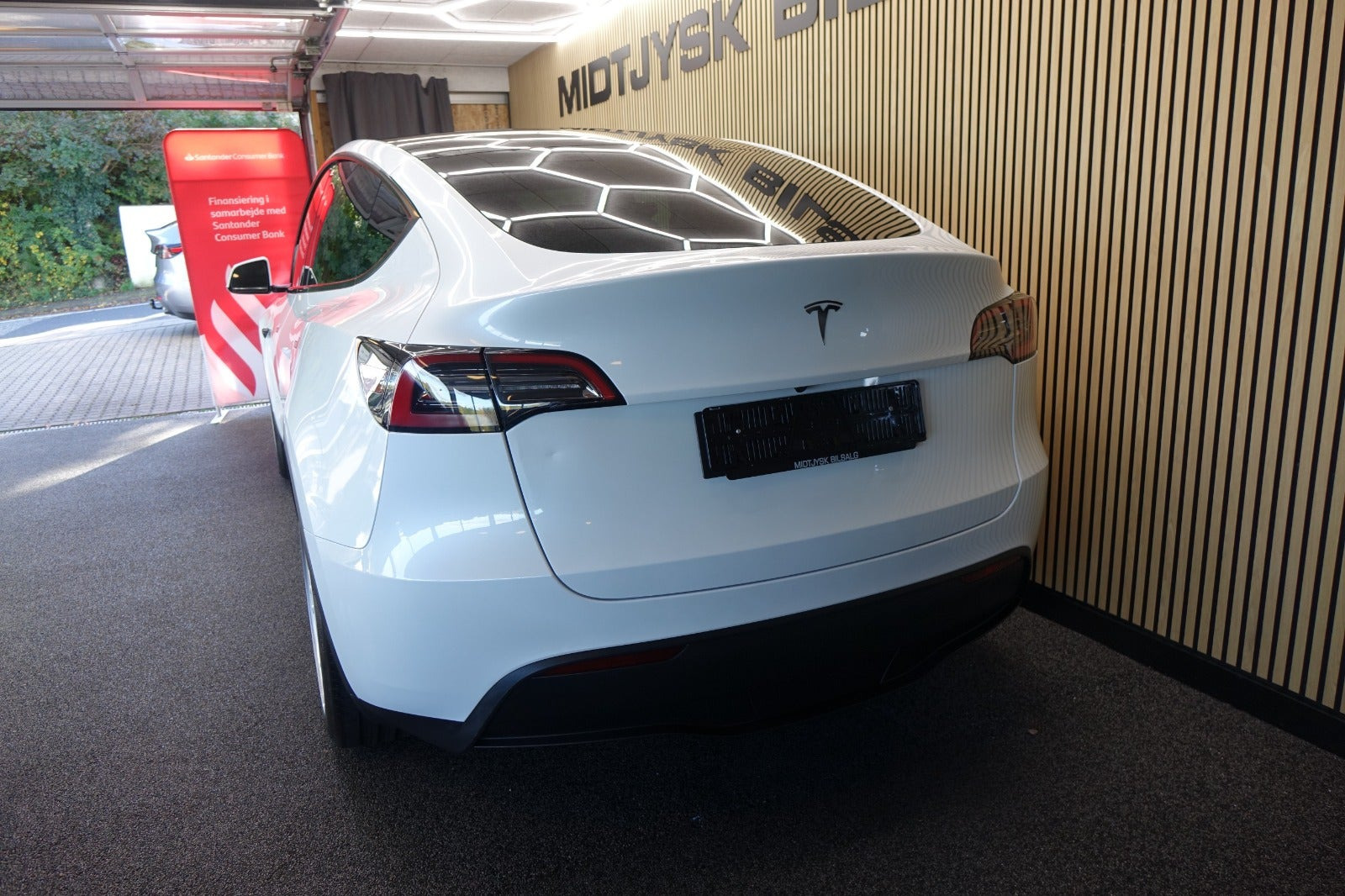 Hvid Tesla Model Y fra 2023